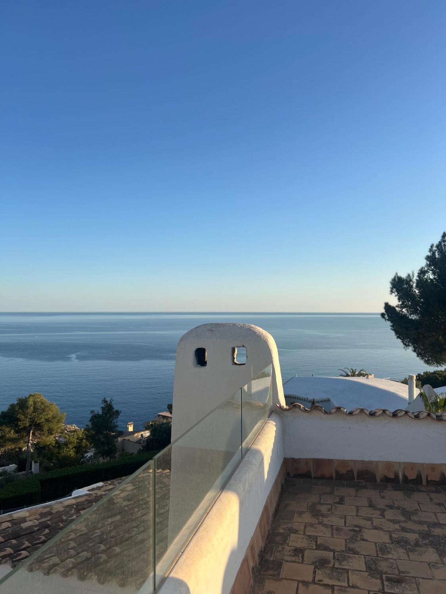 With Amazing Sea Views *